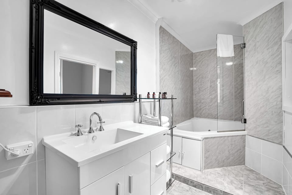 Spa Room with Waterfall View | Bathroom | Towels, soap, shampoo