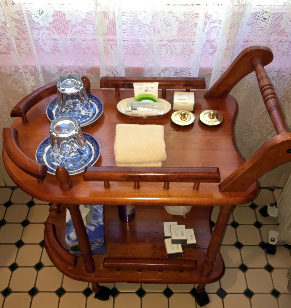 Standard Room, Non Smoking (1 - Standard Queen) | Room amenity