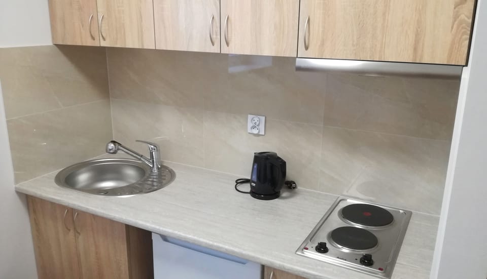 Family Suite, 2 Bedrooms, Kitchenette, Ground Floor | Private kitchenette | Full-size fridge