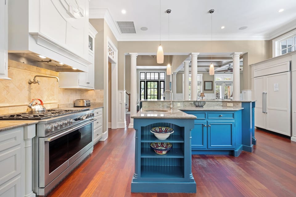 3 Iron Clad | Modern kitchen w/ updated appliances - 3 Iron Clad | Modern kitchen w/ updated appliances