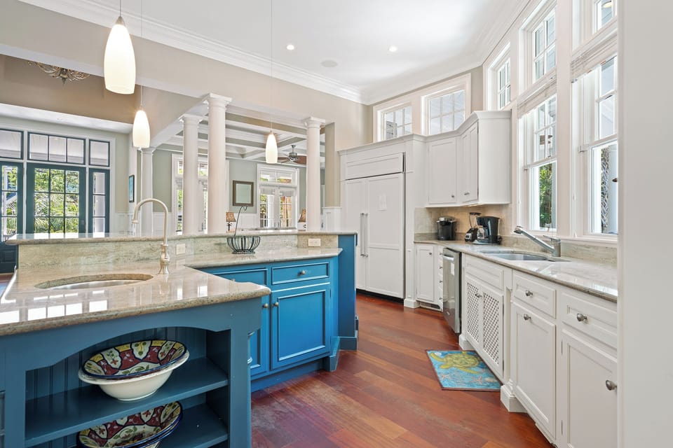 3 Iron Clad | Modern kitchen w/ updated appliances - 3 Iron Clad | Modern kitchen w/ updated appliances