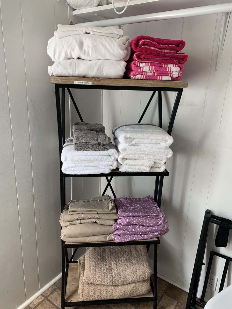 The house comes with all the Linens.