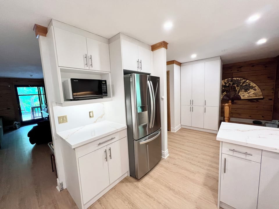Fridge, microwave 