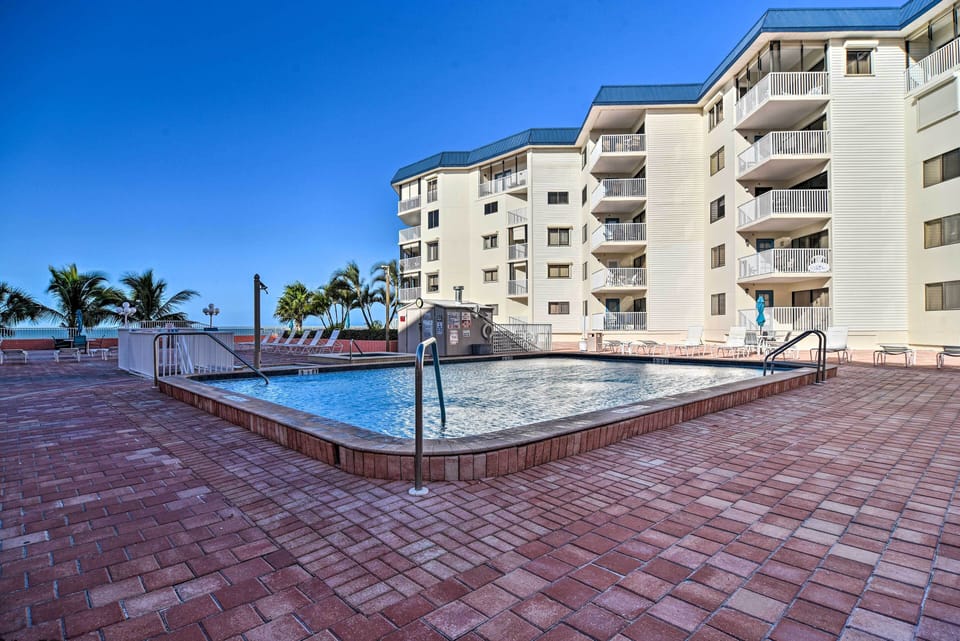Community Pool | Outdoor Seating