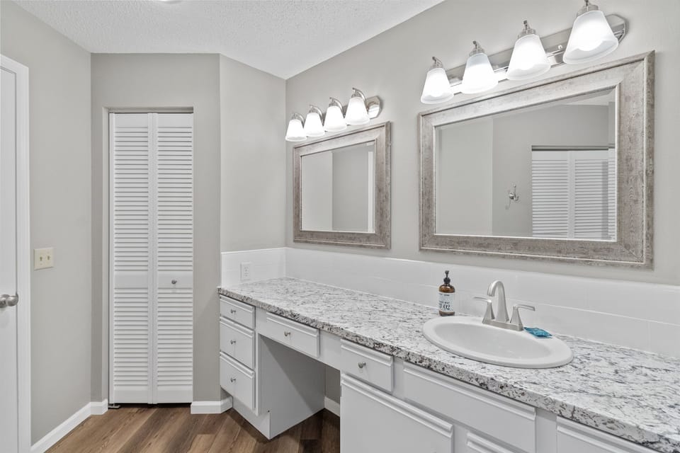 Primary en suite bathroom