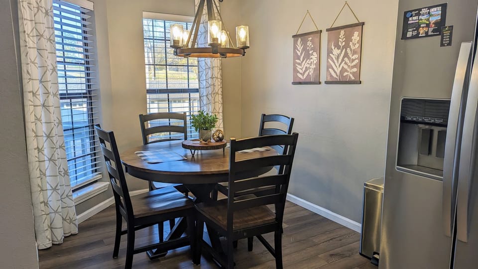 Breakfast nook with seating for 4