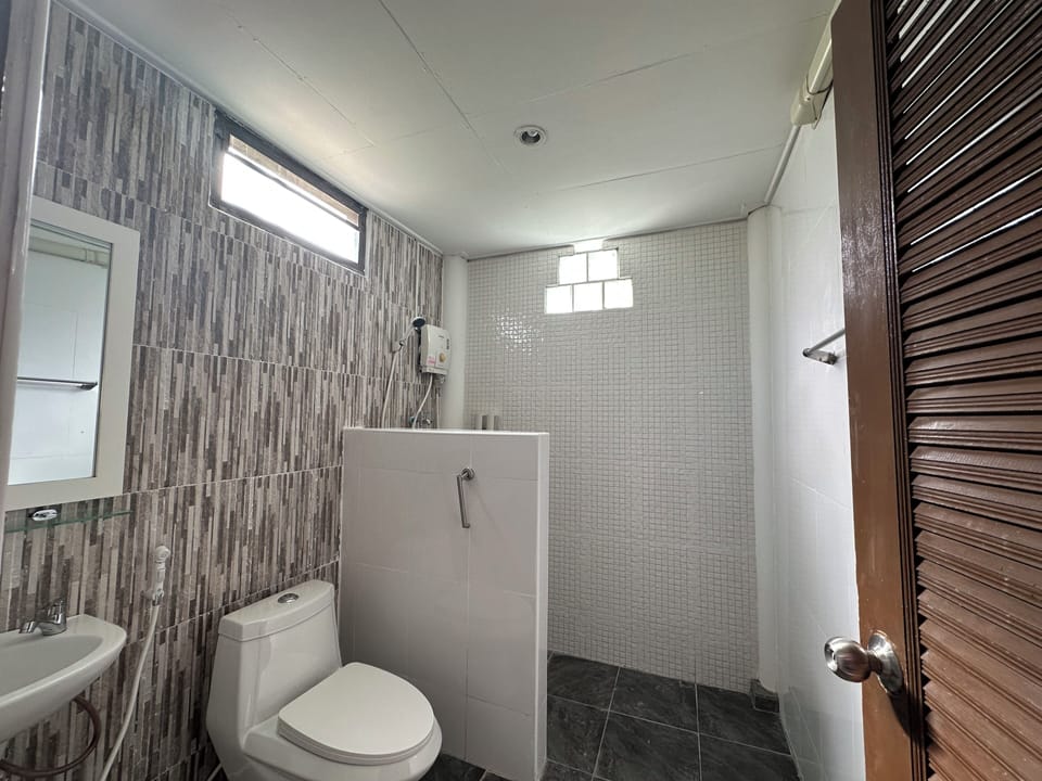 Standard Triple Room | Bathroom | Shower, free toiletries, towels