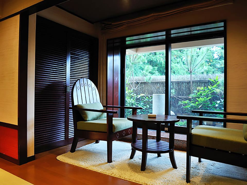In-room safe, desk, blackout drapes, WiFi (free)