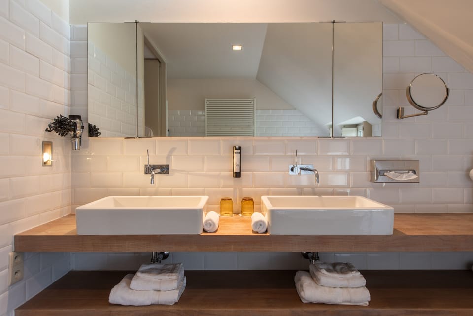 Deluxe Double Room | Bathroom | Separate tub and shower, hair dryer, towels