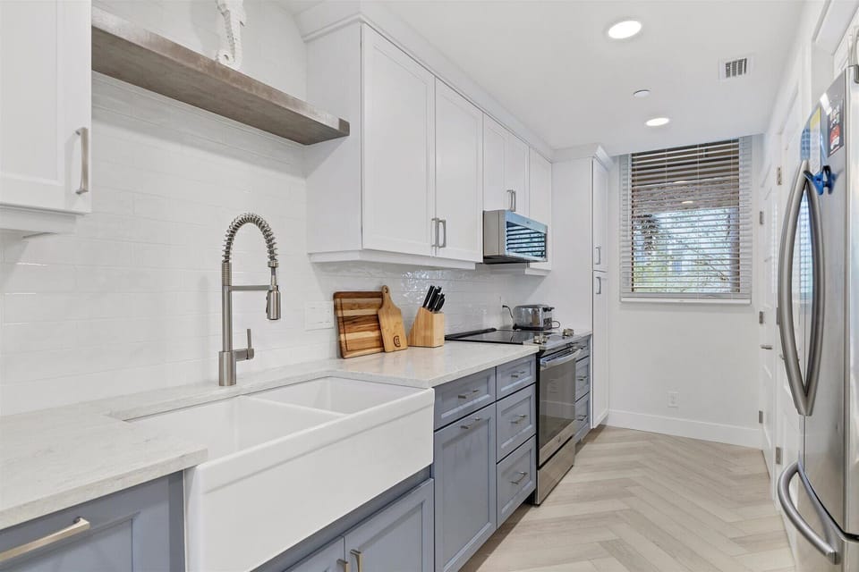 Beachplace 4-104 by FVC - Kitchen