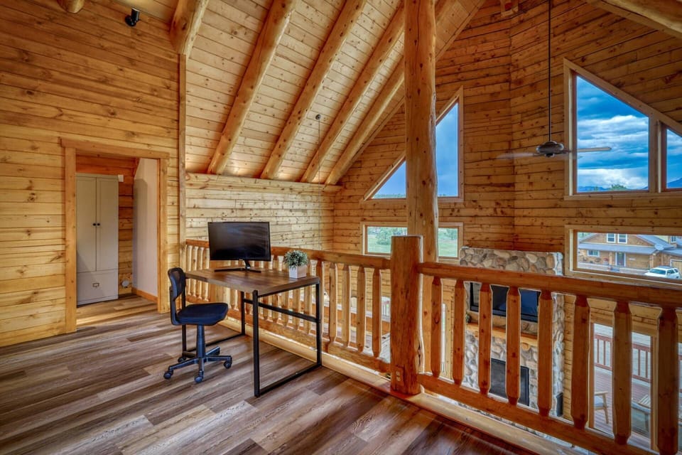 Lofted work space with stunning views and fabulous huge, vaulted wood lined ceilings. High speed internet and just 10 minutes from uptown.