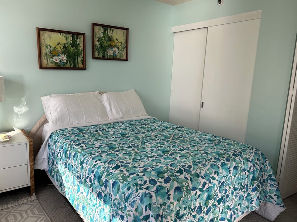 Bedroom with Queen & Twin Beds Ocean and Mountain View's,  Flat Screen TV