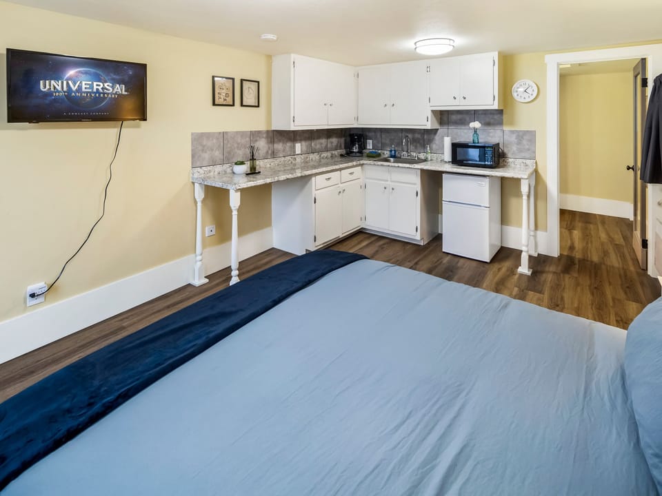 Studio with new Queen bed, flat screen tv and kitchenette. 

This unit is for adults only