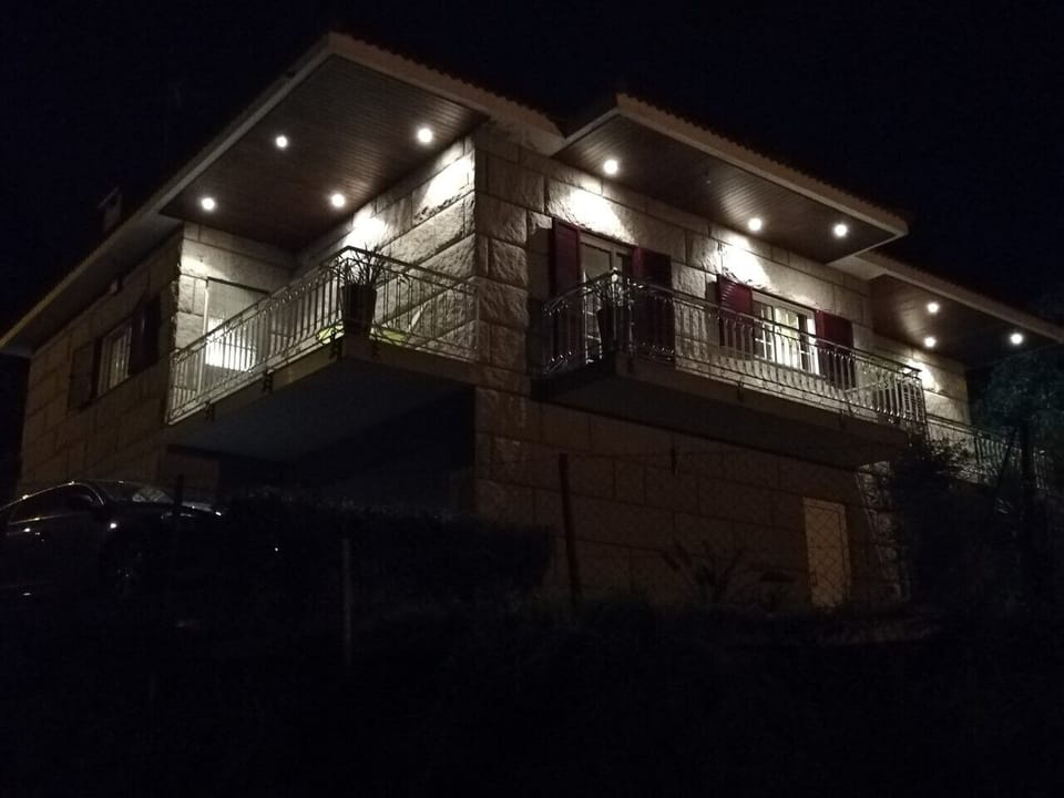 Vista exterior de noite