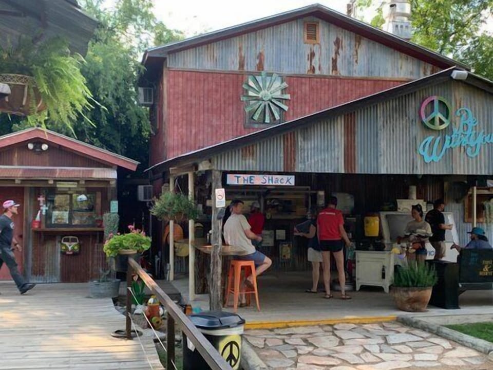 Shady Oak - Walk to Hippie Chicks for food, drinks and music.