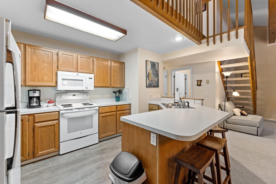 Ponderosa Retreat -fully equipped kitchen with seating for 4 at the breakfast bar.
