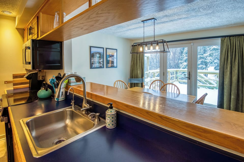 Kitchen bar with seating for 4
