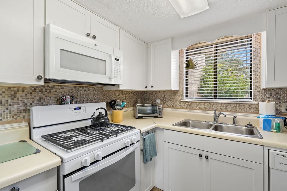 Kitchen - Everything You Need for Breakfast, Lunch, or Dinner.