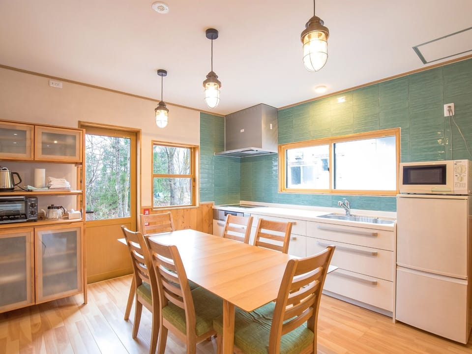 ・ Equipped with a bright and open dining room and an easy-to-use system kitchen
