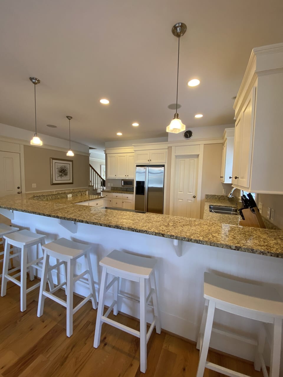 Kitchen Island has 5 bar height stools