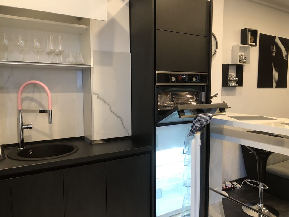 Signature Apartment | Private kitchen | Full-size fridge, microwave, oven, stovetop