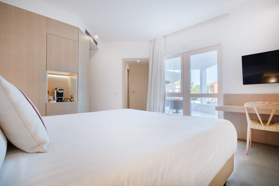 Deluxe Double Room | Pillowtop beds, minibar, in-room safe, desk