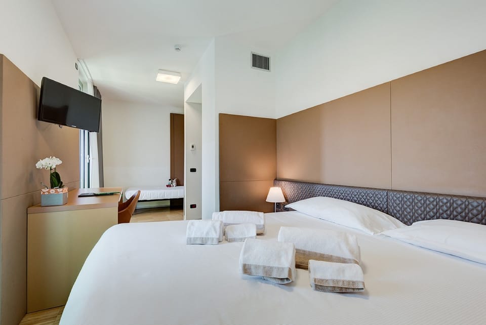 Standard Quadruple Room | Desk, soundproofing, free WiFi, bed sheets