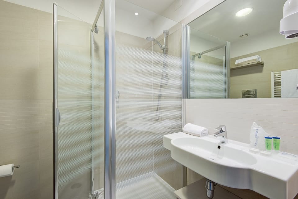 Classic Single Room, 1 Twin Bed | Bathroom | Shower, free toiletries, hair dryer, bidet