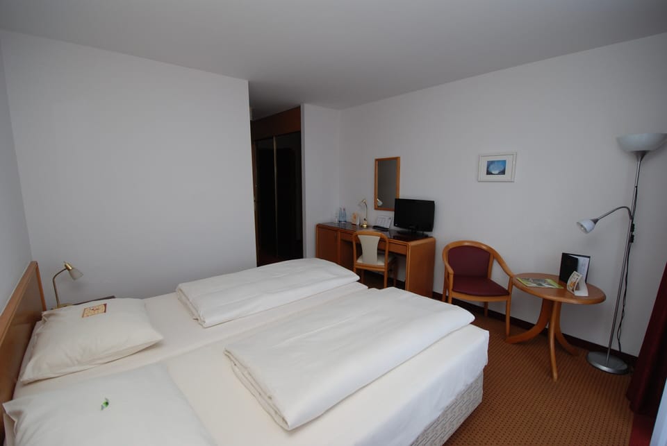 Hypo-allergenic bedding, in-room safe, desk, laptop workspace