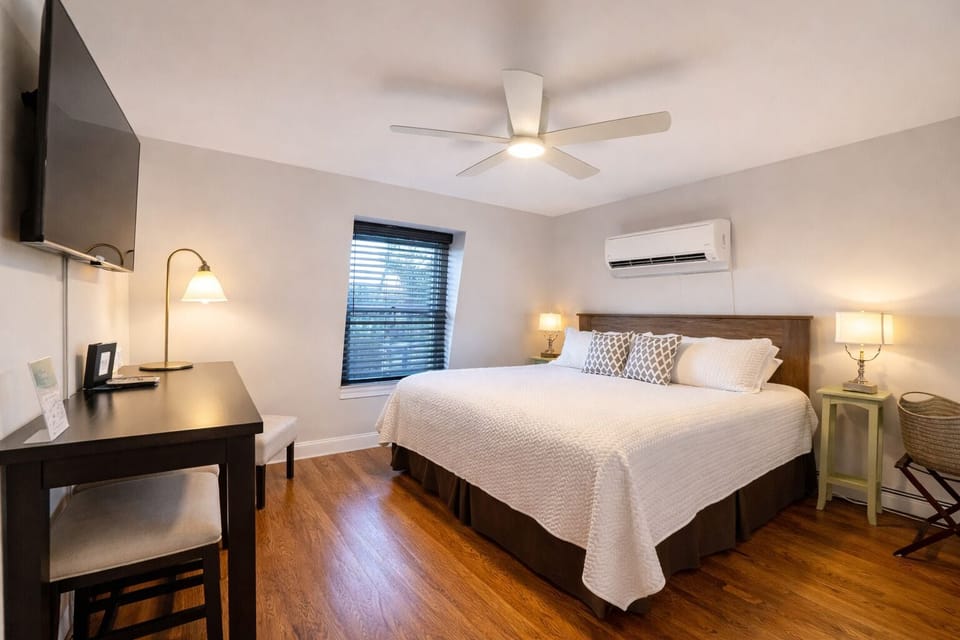 Classic Double Room, 1 King Bed | In-room safe, individually decorated, individually furnished, free WiFi