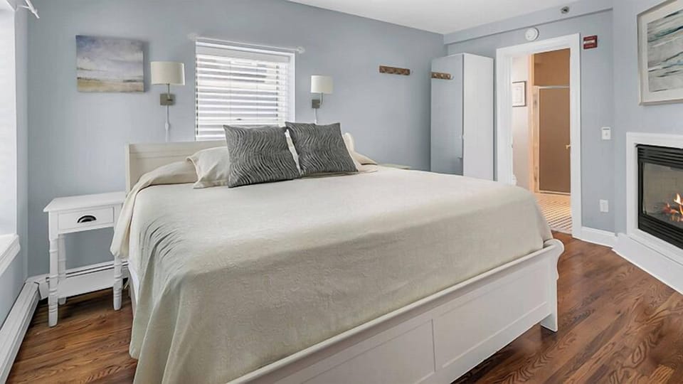Room, 1 King Bed, Jetted Tub | In-room safe, individually decorated, individually furnished, free WiFi
