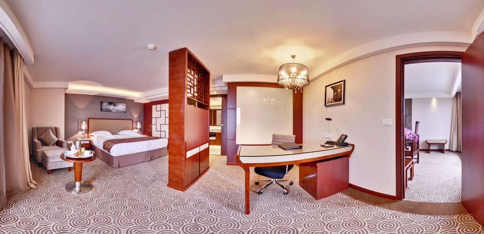 Suite | Living area | Flat-screen TV