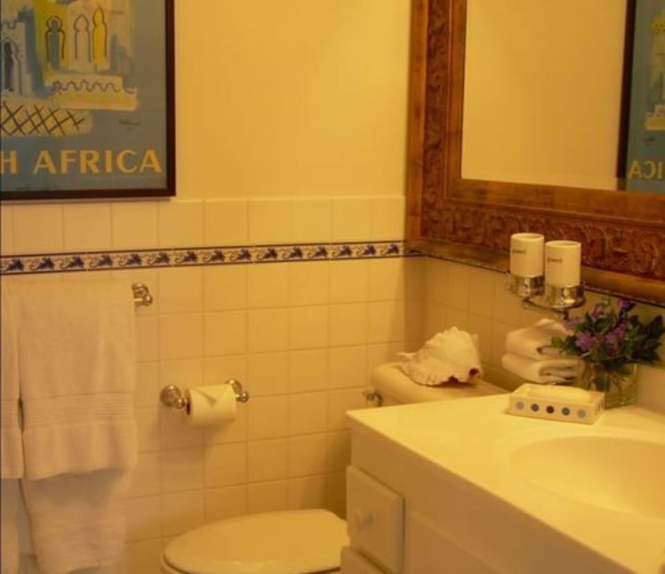 King Studio Suite | Bathroom | Shower, towels