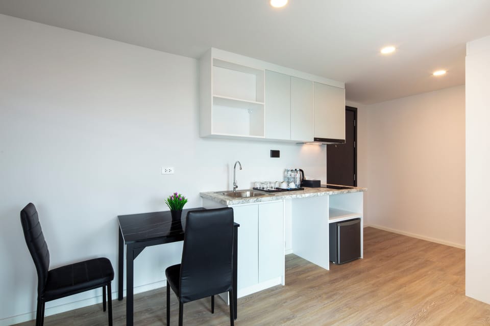King Suite Long Terrace | Living area | 32-inch LED TV with digital channels, TV