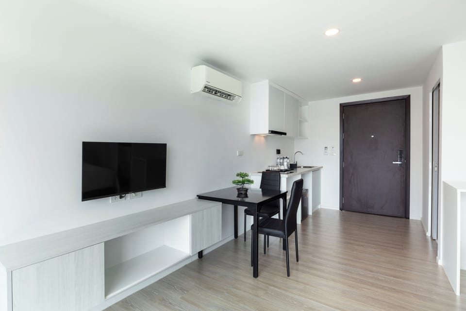 Deluxe King Room | Living area | 32-inch LED TV with digital channels, TV