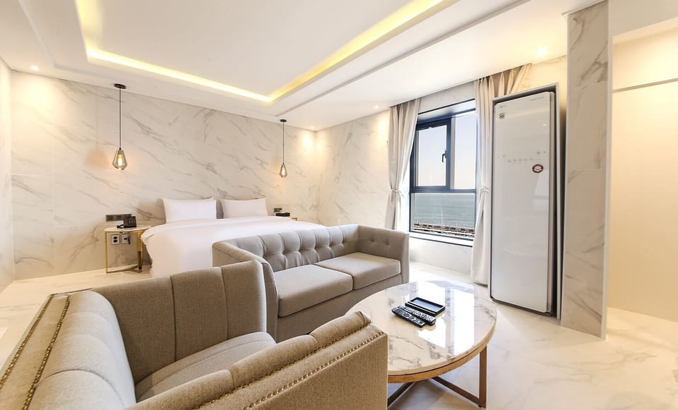 Junior Suite | Premium bedding, down comforters, desk, soundproofing