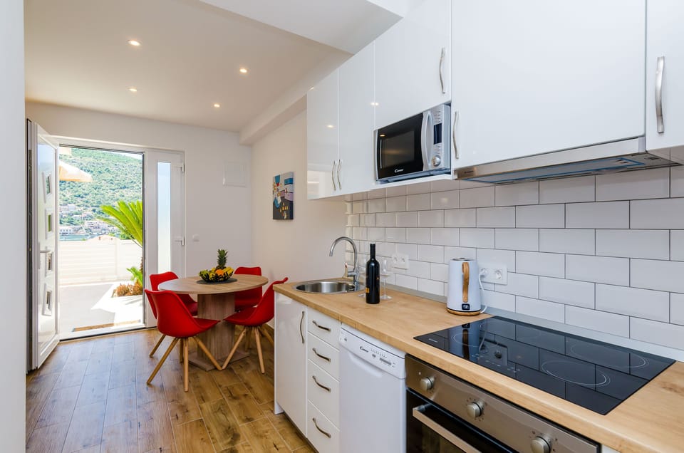 Apartment (Apartment Moon River - Two-Bedroom Ap) | Private kitchen | Fridge, microwave, stovetop, dishwasher