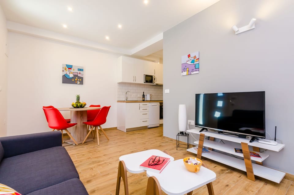 Apartment (Apartment Moon River - Two-Bedroom Ap) | Living room | Flat-screen TV
