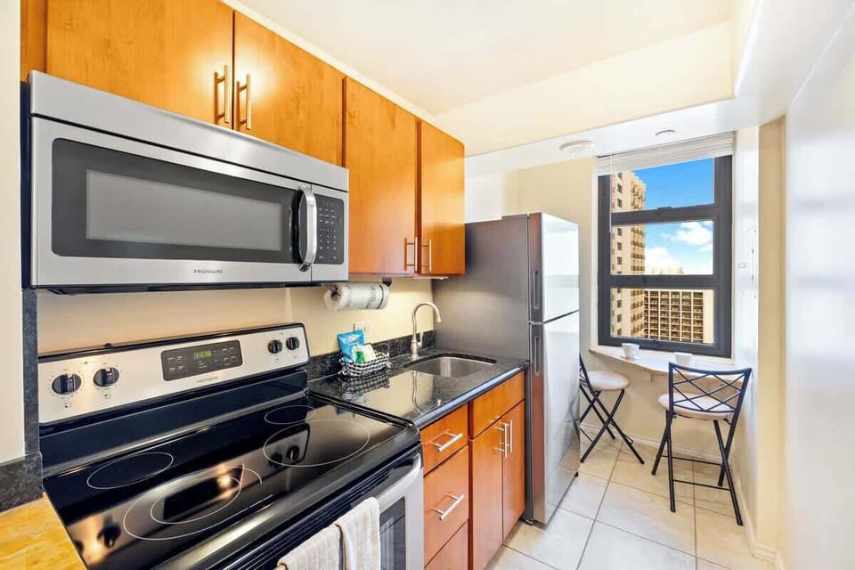 Enjoy the convenience of making your favorite meals in this fully-equipped kitchen!