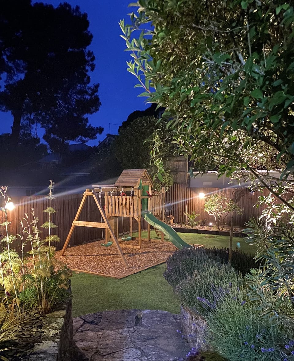 The garden offers perimeter lighting, perfect for enjoying evenings outdoors!
