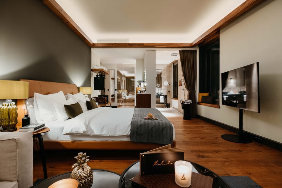 Junior Double Room, 1 King Bed, City View, Corner | Premium bedding, in-room safe, blackout drapes, soundproofing