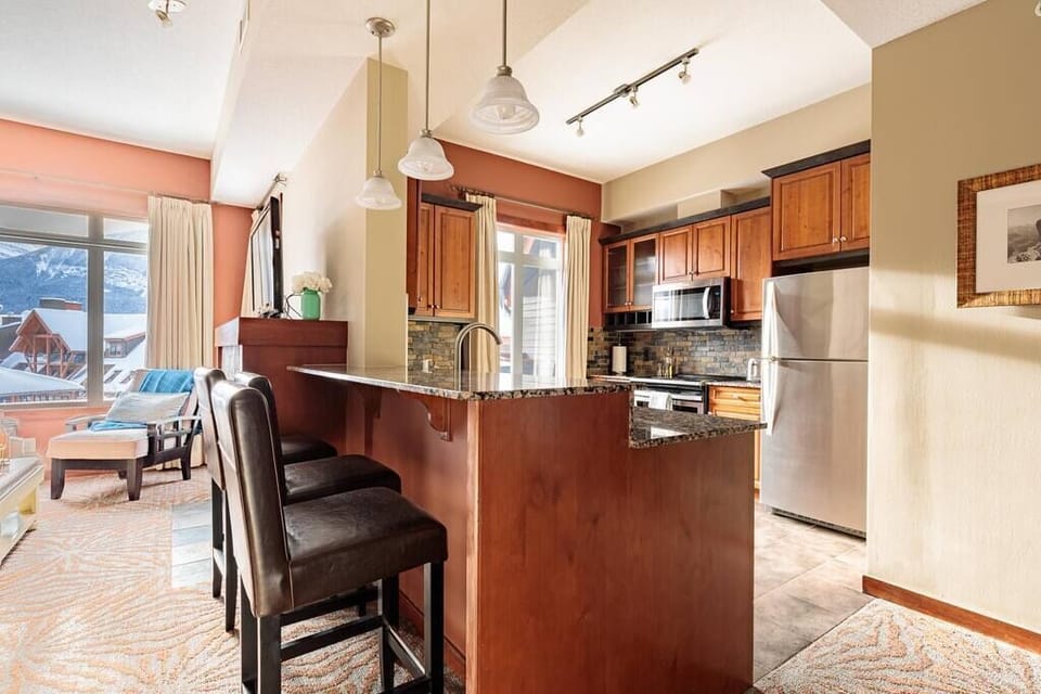 Kitchen with breakfast bar