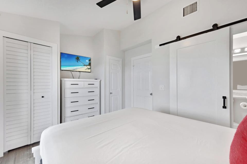 Master bedroom (queen size) w/ private full bathroom overlooking ocean