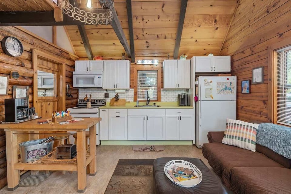 Electric range, Microwave, Fridge, Fully Stocked Kitchen (no dishwasher).