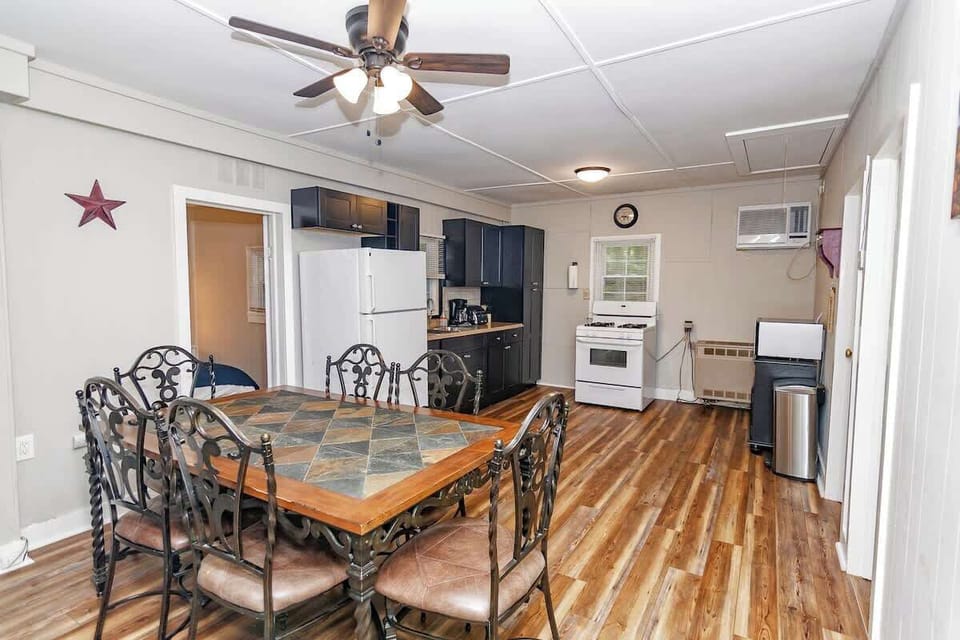 Eat-In Kitchen