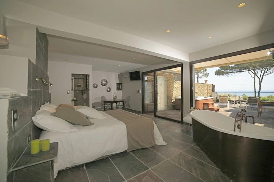 Elizabeth Suite, private terrace with Jacuzzi, sea view | Minibar, in-room safe, blackout drapes, soundproofing