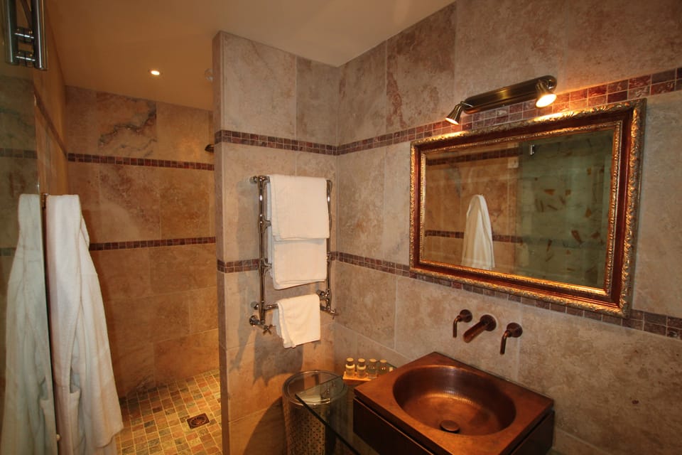 Elizabeth Suite, private terrace with Jacuzzi, sea view | Bathroom | Shower, hair dryer, slippers, towels