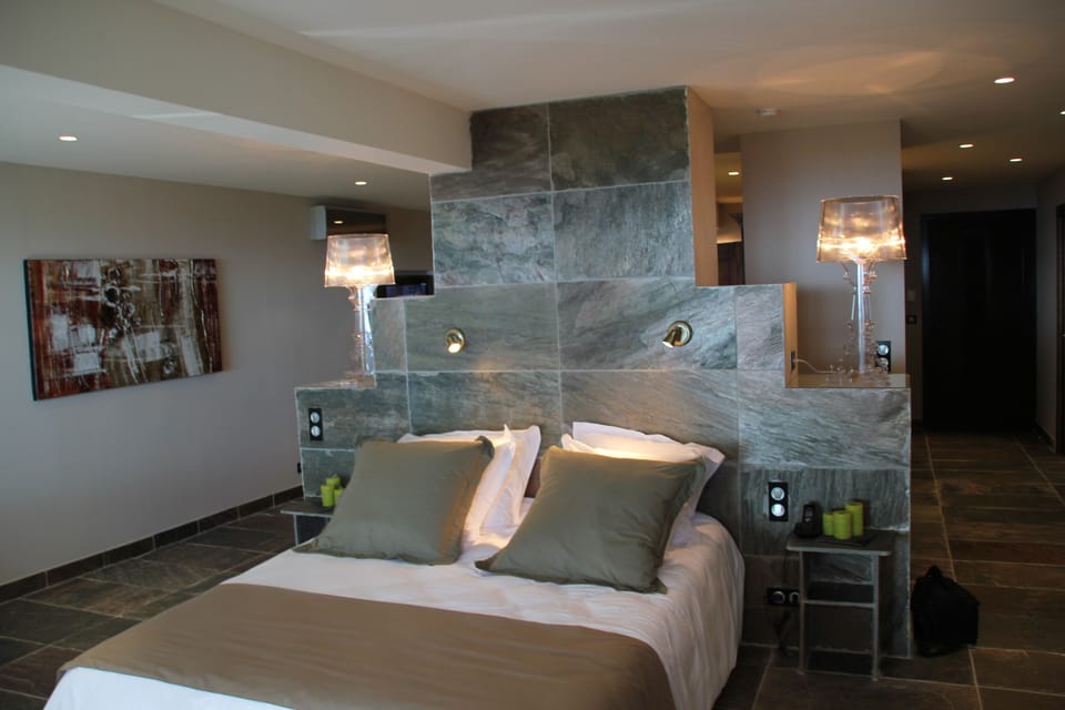 Elizabeth Suite, private terrace with Jacuzzi, sea view | Minibar, in-room safe, blackout drapes, soundproofing