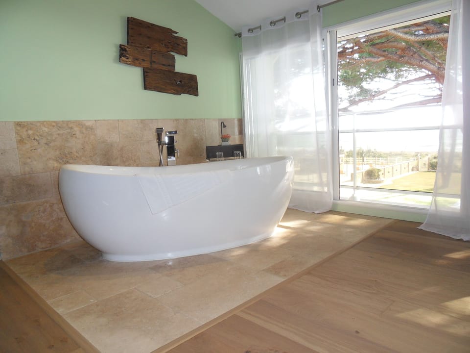 Junior Suite | Deep soaking bathtub