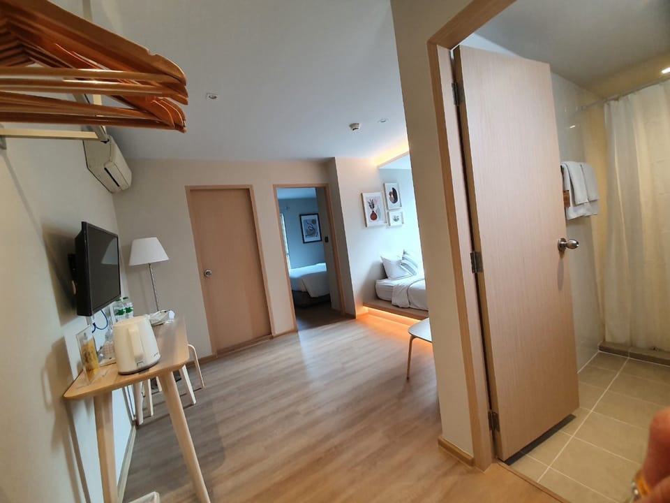 Family Room | In-room safe, desk, free WiFi, bed sheets